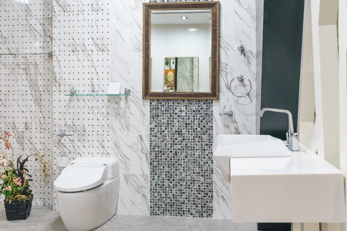 Bathroom with silver and shiny tiles – how to decorate it?