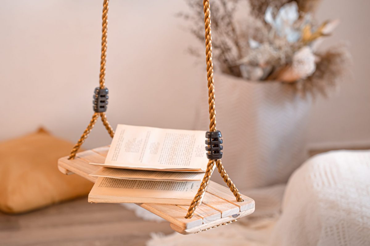 Wooden swing in the children’s room – vintage from a small!