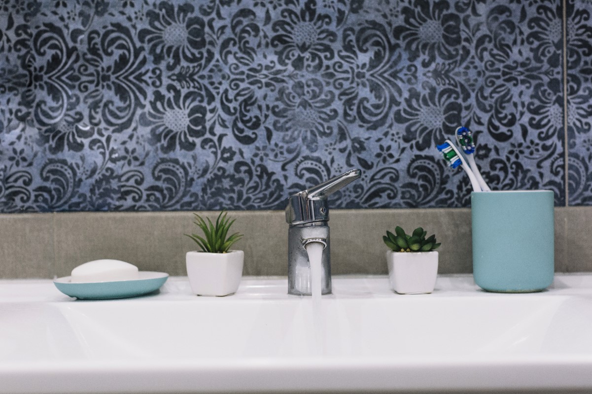 Wallpaper with flowers for the bathroom – is it a good idea? What to combine it with?