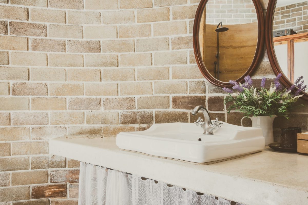 How to bring vintage style into the bathroom?