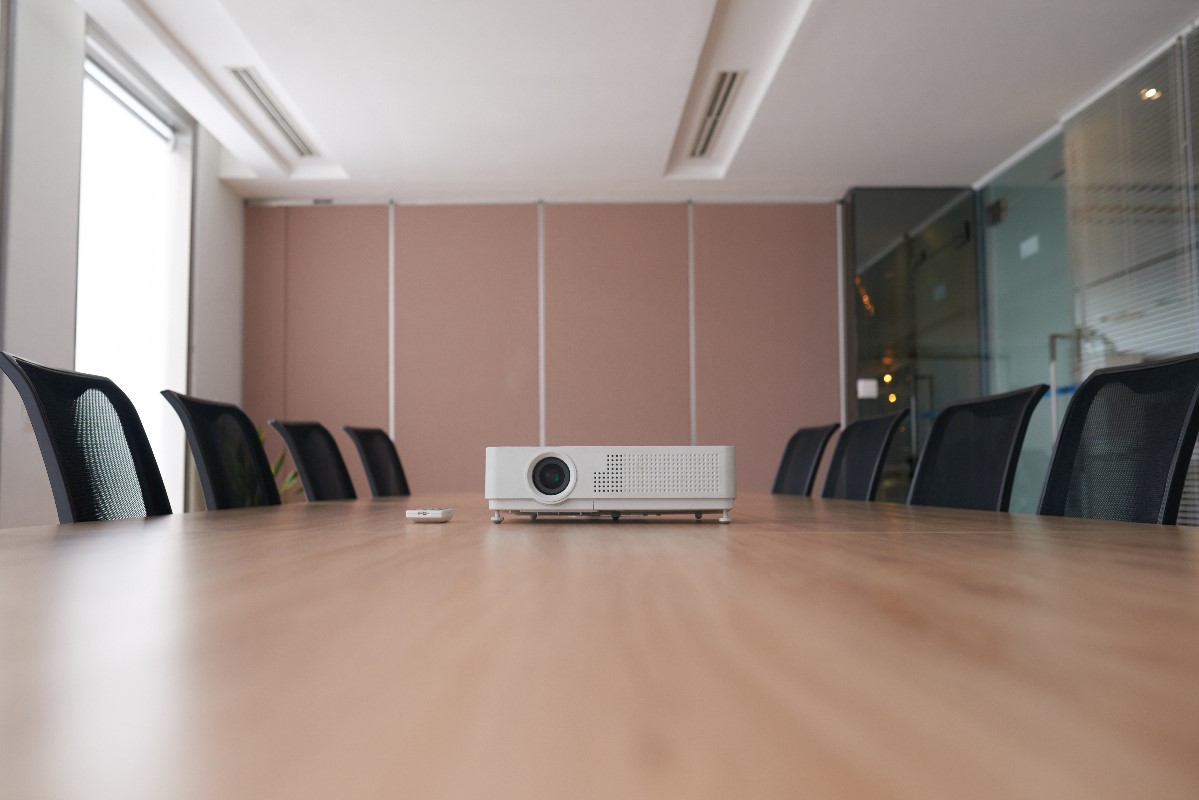 What to equip a corporate meeting room with?