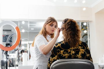 Jakie oświetlenie do salonu kosmetycznego wybrać?