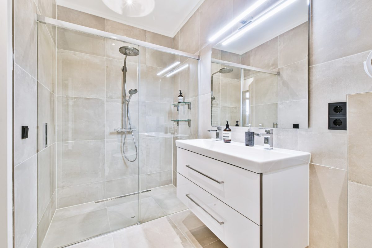How to develop a small modern bathroom?