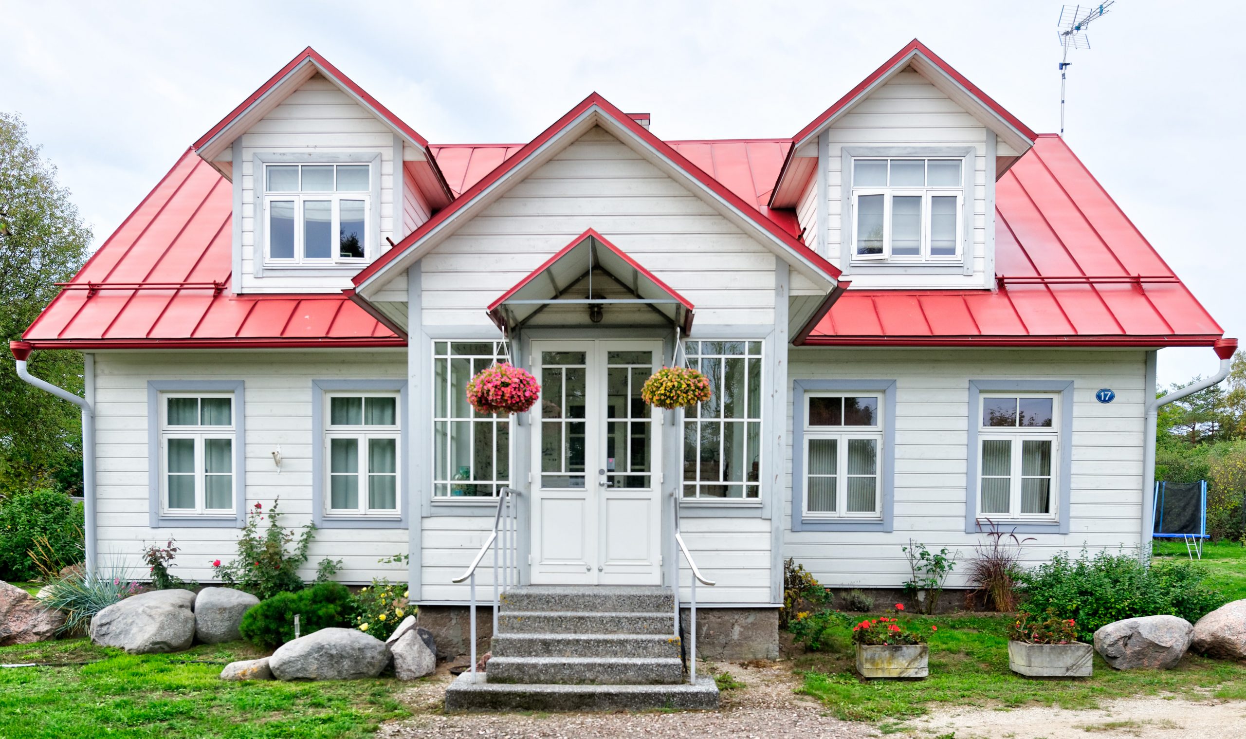 What is the difference between an eco-friendly home and a traditional home?